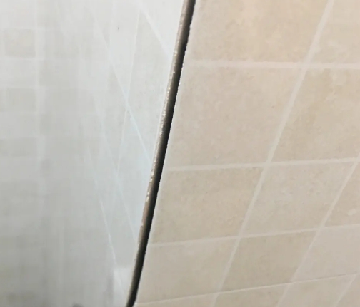 双鸭山瓷砖空鼓维修公司分享阳台瓷砖脱落的修复过程可以分为以下几个步骤